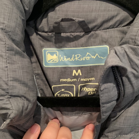 Wind River size medium puffer vest - Picture 3 of 5